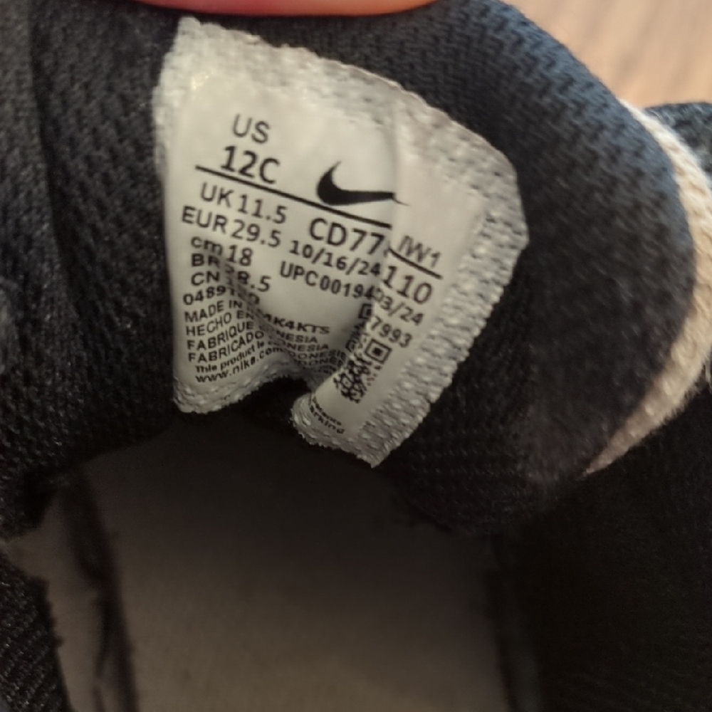 Nike Kids Sneakers - White and Black with Red Swoosh - Picture 4 of 6